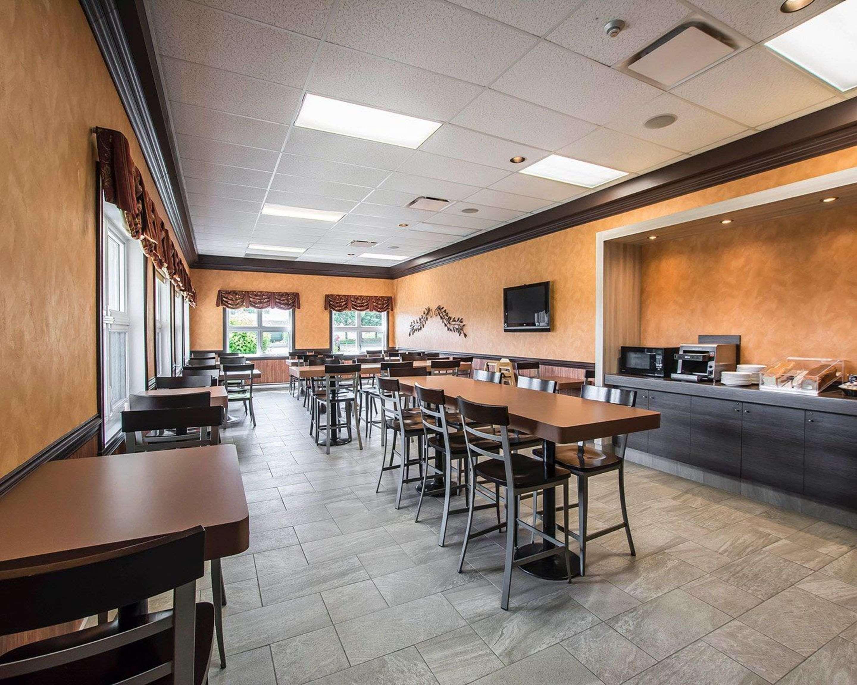 Econo Lodge Inn & Suites Montmagny Exterior photo