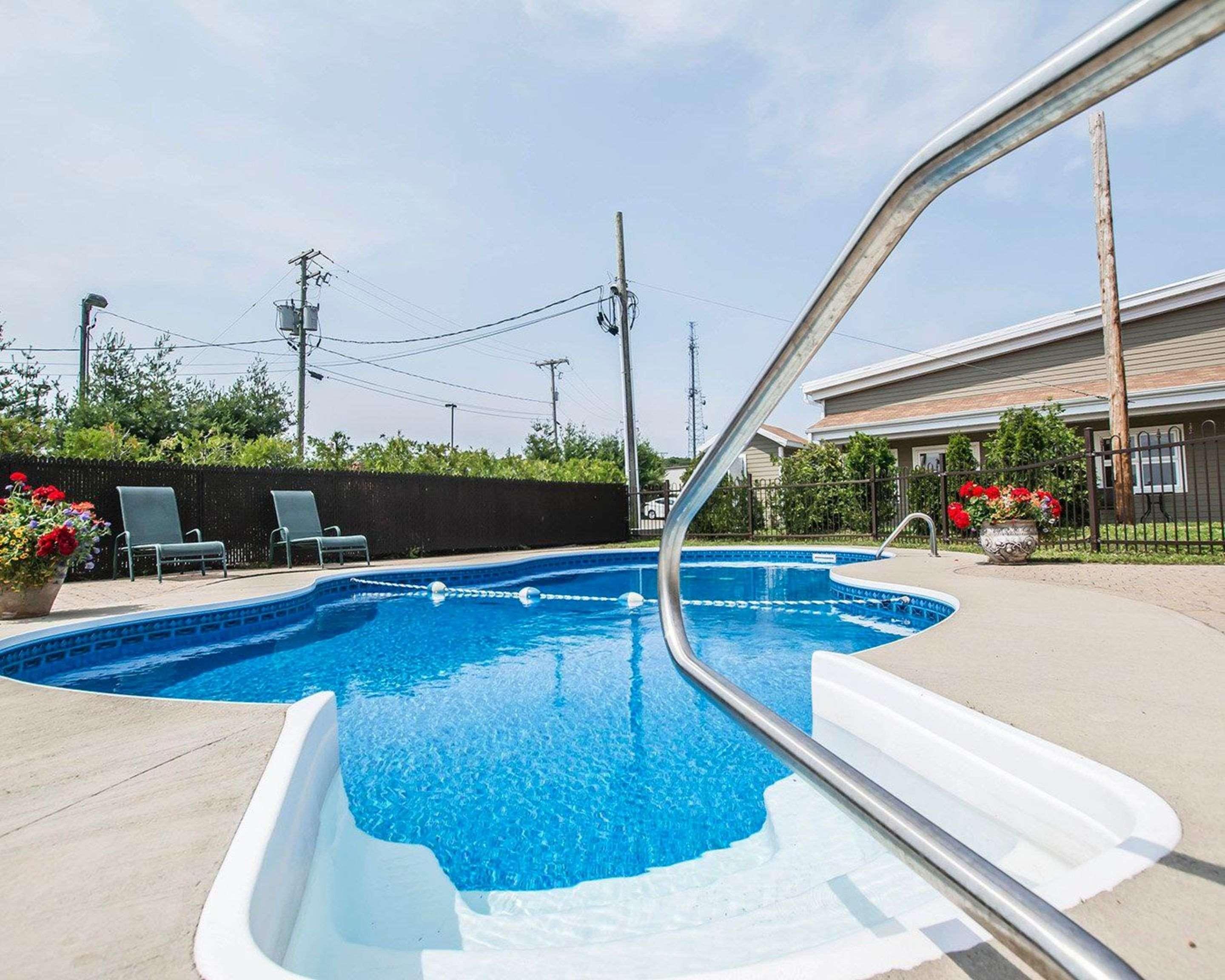 Econo Lodge Inn & Suites Montmagny Exterior photo