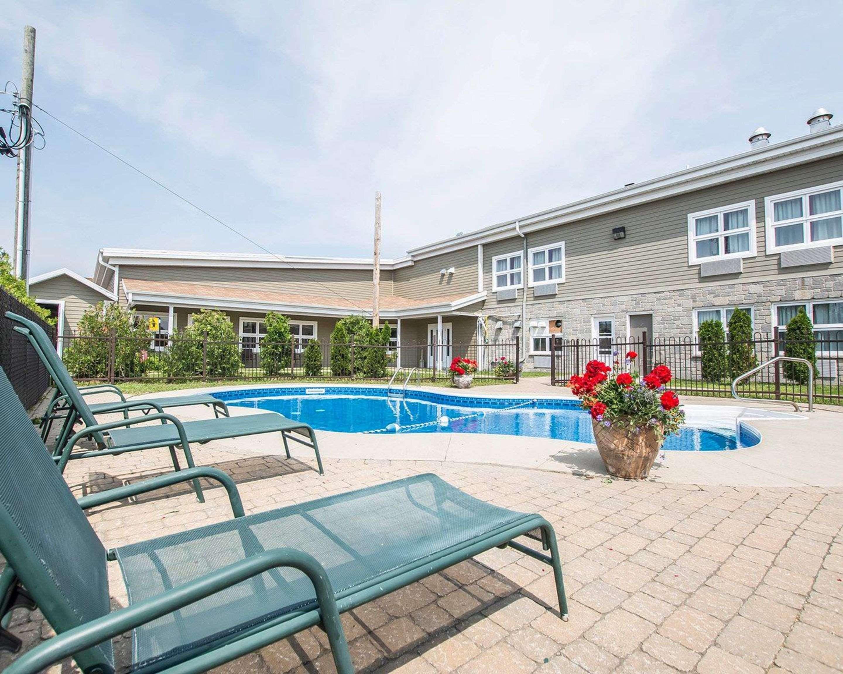 Econo Lodge Inn & Suites Montmagny Exterior photo