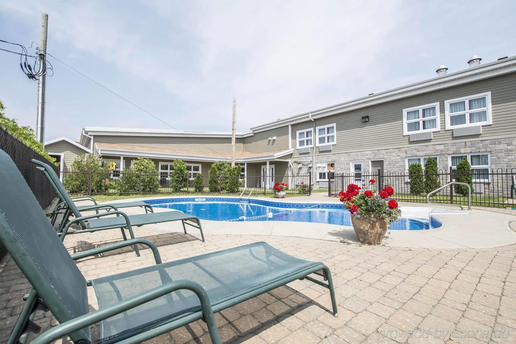 Econo Lodge Inn & Suites Montmagny Exterior photo